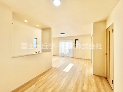 【居間・リビング】 | 沼津市中沢田  新築一戸建て A号棟 | 17.12帖のリビングダイニングです