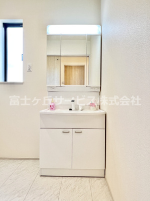 【独立洗面台】 | 沼津市中沢田  新築一戸建て A号棟 | 独立洗面台、小物を置くことができて便利です