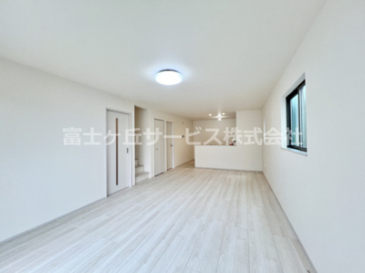 【居間・リビング】 | 沼津市中沢田  新築一戸建て B号棟 | 20帖のリビングダイニングです