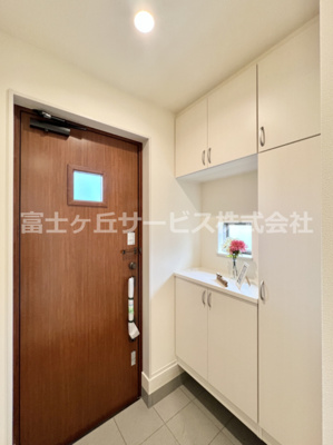 【玄関】 | 沼津市中沢田  新築一戸建て B号棟 | きれいな玄関です