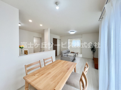 【居間・リビング】 | 沼津市中沢田  新築一戸建て F号棟 | 16帖のリビングダイニングです