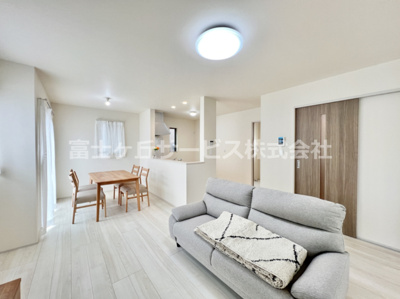 【居間・リビング】 | 沼津市中沢田  新築一戸建て F号棟 | おしゃれな居間です