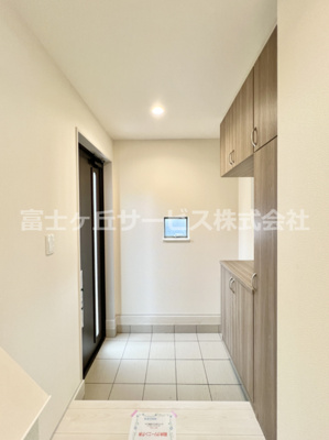 【玄関】 | 沼津市中沢田  新築一戸建て F号棟 | シンプルで使いやすい玄関です