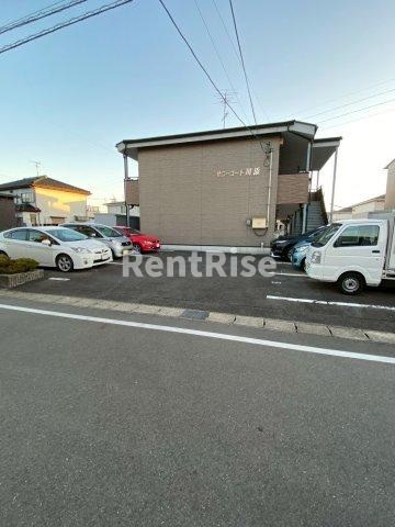 サニーコート川添の駐車場