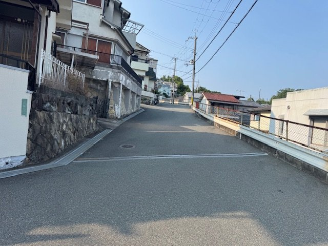 三田市三輪４丁目　中古戸建の前面道路含む現地写真