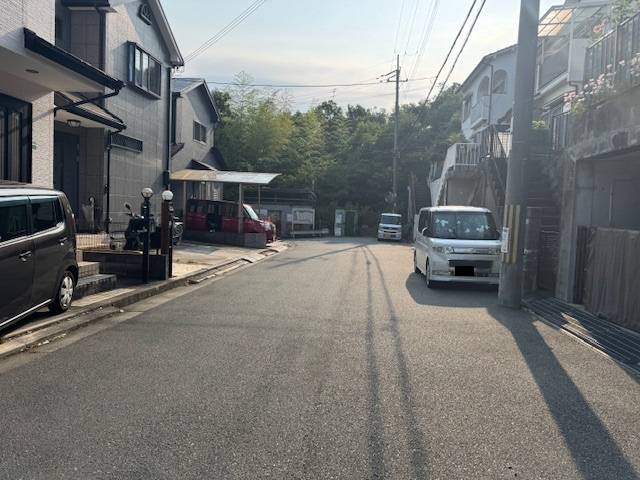 三田市三輪４丁目　中古戸建の前面道路含む現地写真