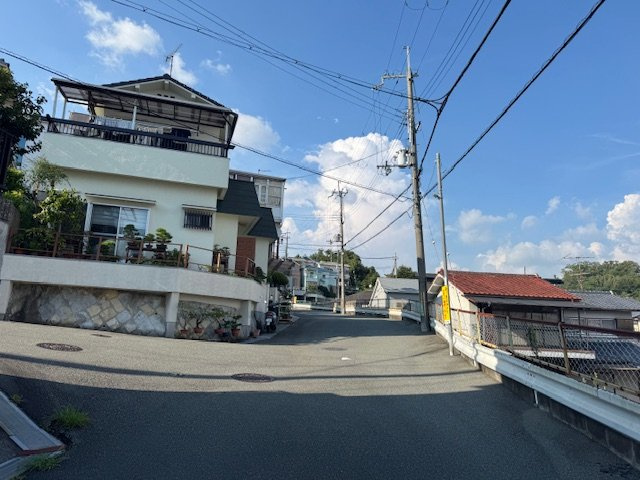 三田市三輪４丁目　中古戸建の前面道路含む現地写真