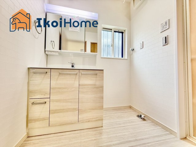 神戸市西区枝吉1丁目　新築戸建の洗面所|【ホームページに現地動画掲載中】●年中無休：当日予約可●洗面台はお化粧をする時に便利な３面鏡。