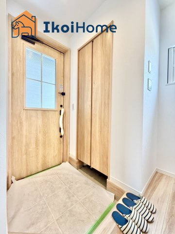 神戸市西区枝吉1丁目　新築戸建の玄関|【ホームページに現地動画掲載中】●年中無休：当日予約可●木目のかわいい色の玄関です。