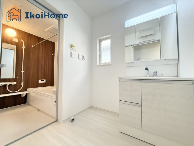 神戸市西区第4長畑町1号地　新築戸建の洗面所|【ホームページに現地動画掲載中】●年中無休：当日予約可●洗面台はお化粧をする時に便利な３面鏡。