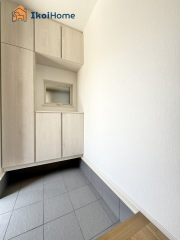 神戸市西区第4長畑町　新築戸建の玄関|【ホームページに現地動画掲載中】●年中無休：当日予約可●コの字型の大型靴箱がございます！