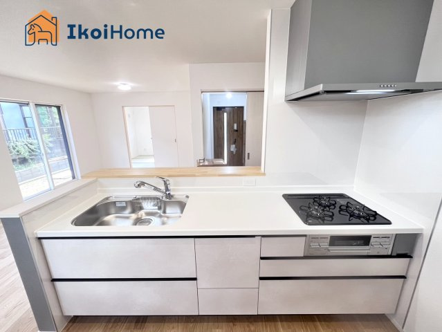 神戸市西区第15桜が丘東町4丁目　新築戸建のキッチン|【ホームページに現地動画掲載中】●年中無休：当日予約可●三口コンロには火口にＳＩセンサーを搭載！