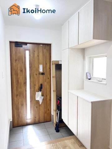 神戸市西区第15桜が丘東町4丁目　新築戸建の玄関|【ホームページに現地動画掲載中】●年中無休：当日予約可●玄関に靴をたくさん収納できるシューズボックス