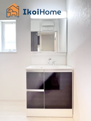 神戸市西区第26狩場台1丁目　2号地　新築戸建ての洗面所|【ホームページに現地動画掲載中】●年中無休：当日予約可●洗面台はお化粧をする時に便利な３面鏡。