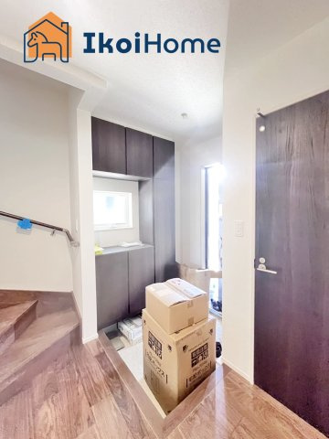 神戸市西区第26狩場台1丁目　2号地　新築戸建ての玄関|【ホームページに現地動画掲載中】●年中無休：当日予約可●コの字型の大型靴箱がございます！