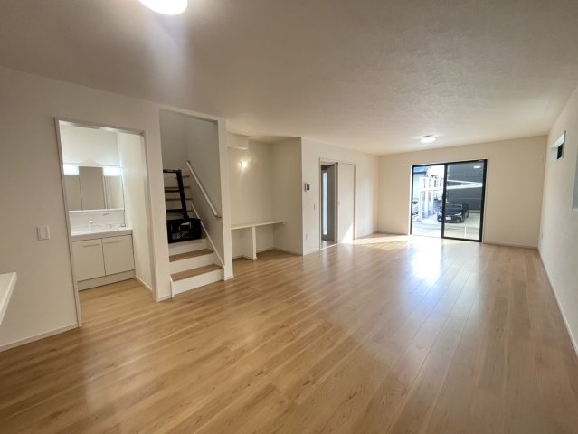 神戸市西区福吉台2期　新築の居間・リビング|【ホームページに現地動画掲載中】●年中無休：当日予約可●広い開放感があり大型家具の設置可能