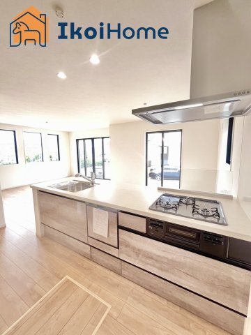 神戸市西区桜が丘東町　新築戸建のキッチン|【ホームページに現地動画掲載中】●年中無休：当日予約可●三口コンロには火口にＳＩセンサーを搭載！