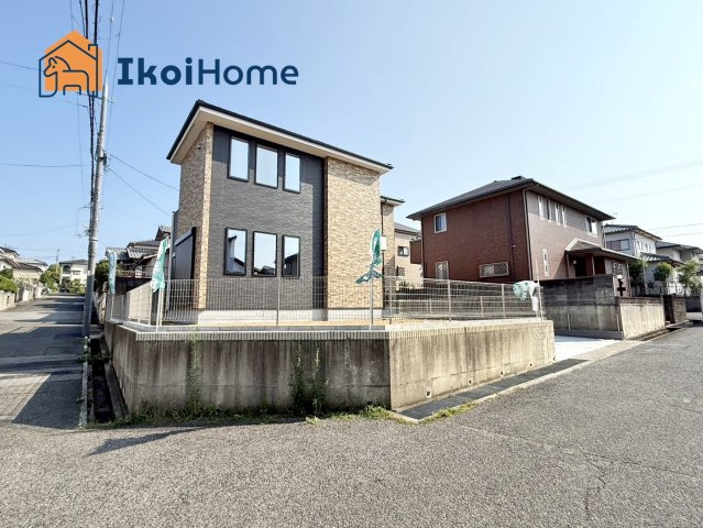 神戸市西区桜が丘東町　新築戸建の前面道路含む現地写真|【ホームページに現地動画掲載中】●年中無休：当日予約可●北東・北西角地で前面道路広く幅員約6mで広々