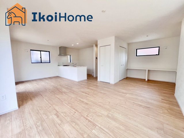 神戸市西区桜が丘東町　新築戸建の居間・リビング|【ホームページに現地動画掲載中】●年中無休：当日予約可●1階のLDK19.6帖＋3.5帖です。