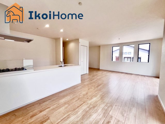 神戸市西区桜が丘東町　新築戸建の居間・リビング|【ホームページに現地動画掲載中】●年中無休：当日予約可●人気の対面式のキッチンで明るい！