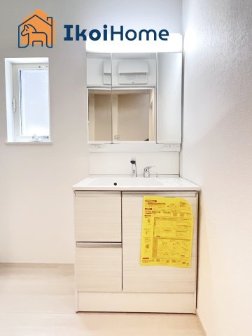 神戸市西区第26狩場台1丁目　1号地　新築戸建ての洗面所|【ホームページに現地動画掲載中】●年中無休：当日予約可●洗面は便利な３面鏡。ゆったりワイドシンク仕様