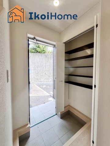 神戸市西区玉津町高津橋第5　2号棟　新築戸建の玄関|【ホームページに現地動画掲載中】●年中無休：当日予約可●大きな靴箱が付いています。