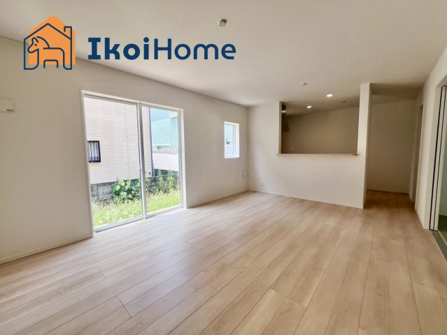 神戸市西区玉津町高津橋第5　2号棟　新築戸建の居間・リビング|【ホームページに現地動画掲載中】●年中無休：当日予約可●LDK16帖になります。2面採光！