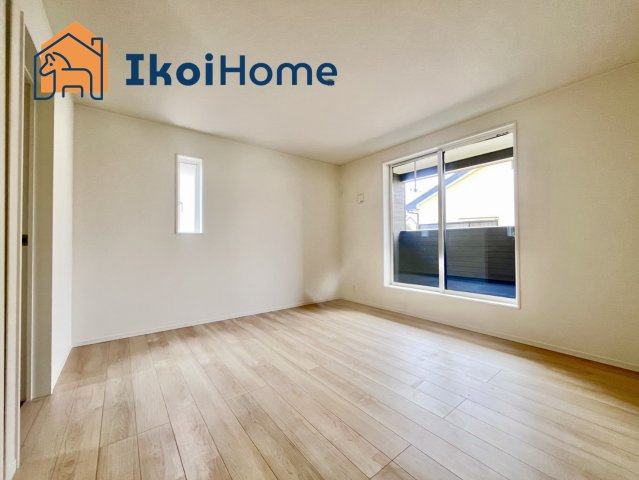 神戸市西区玉津町高津橋第5　2号棟　新築戸建の寝室|【ホームページに現地動画掲載中】●年中無休：当日予約可●こちらの洋室からはバルコニーへ出入り可能