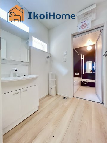 神戸市西区玉津町高津橋第5　2号棟　新築戸建の洗面所|【ホームページに現地動画掲載中】●年中無休：当日予約可●洗面台はお化粧をする時に便利な３面鏡。