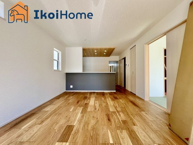 神戸市西区北別府5丁目　第10　2号棟　新築の居間・リビング|【ホームページに現地動画掲載中】●年中無休：当日予約可●カウンターキッチンからは室内が見渡せます。