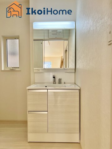 神戸市西区北別府5丁目　第10　2号棟　新築の洗面所|【ホームページに現地動画掲載中】●年中無休：当日予約可●洗面は便利な３面鏡。ゆったりワイドシンク仕様