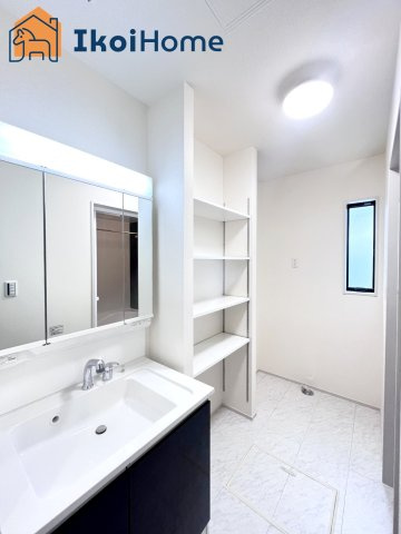 神戸市西区玉津町高津橋2期　新築戸建の洗面所|【ホームページに現地動画掲載中】●年中無休：当日予約可●洗面台は便利な３面鏡＆ハンドシャワータイプ！