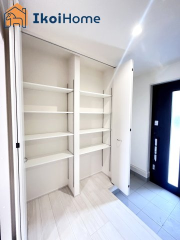 神戸市西区玉津町高津橋2期　新築戸建の玄関|【ホームページに現地動画掲載中】●年中無休：当日予約可●玄関には大容量のシューズボックスを完備！