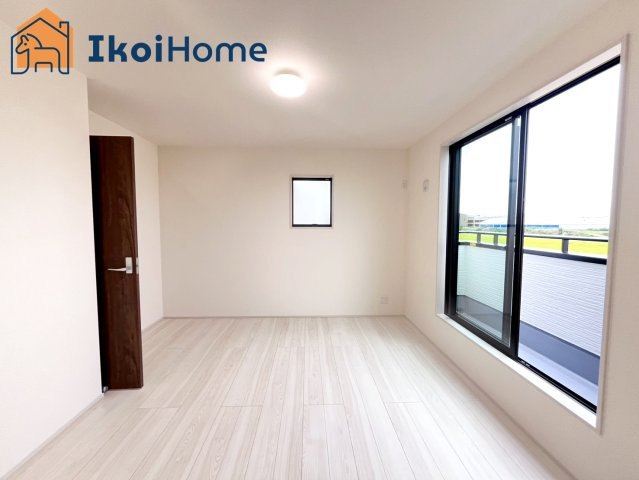 神戸市西区玉津町高津橋2期　新築戸建の寝室|【ホームページに現地動画掲載中】●年中無休：当日予約可●バルコニーに面した明るいお部屋です♪