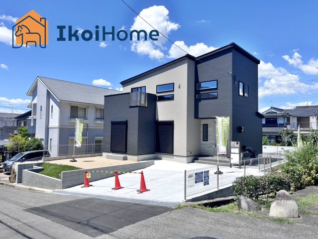 神戸市第2西区桜が丘西町1丁目　新築の前面道路含む現地写真|三方角地で前面道路広く南側、東側幅員約6m！北側は9mで広々しております！