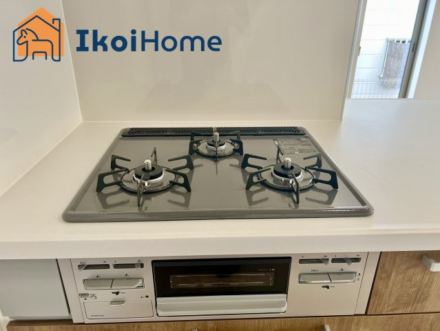 神戸市西区秋葉台2丁目　新築戸建のキッチン|●年中無休：当日予約可●　三口コンロには火口にＳＩセンサーを搭載し、安全機能を搭載。