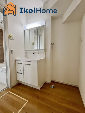 神戸市西区秋葉台2丁目　新築戸建の洗面所|●年中無休：当日予約可●　洗面台はお化粧をする時に便利な３面鏡。ワイドシンクでゆったり作られています