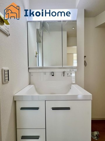 神戸市西区秋葉台2丁目　新築戸建の洗面所|【ホームページに現地動画掲載中】●年中無休：当日予約可●洗面は便利な３面鏡。ゆったりワイドシンク仕様