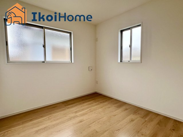 神戸市西区秋葉台2丁目　新築戸建の内装|●年中無休：当日予約可●　陽当り良好です♪落ち着いた色のフローリングで何年経っても飽きないです。