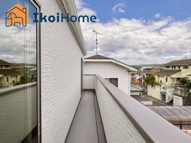 神戸市西区秋葉台2丁目　新築戸建のバルコニー|●年中無休：当日予約可●　2部屋から出入りのできるワイドバルコニーがございます。