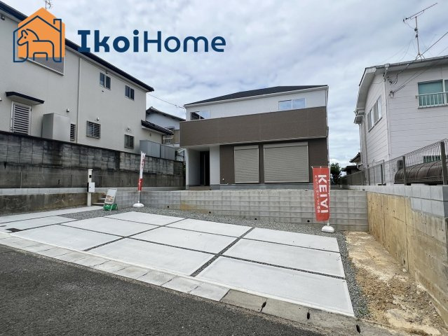 神戸市西区秋葉台2丁目　新築戸建の駐車場|●年中無休：当日予約可●　雨戸もありますので、雨や風から家を守るだけでなく、防犯や防火にも安心です。