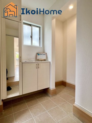 神戸市西区秋葉台2丁目　新築戸建の玄関|●年中無休：当日予約可●　シューズインクローゼットになっているので、ベビーカーなども収納できますね♪