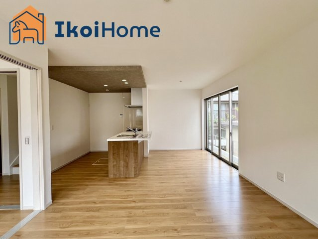 神戸市西区秋葉台2丁目　新築戸建の居間・リビング|●年中無休：当日予約可●　大きな窓から光がよく差し込み人気の対面式キッチンです♪