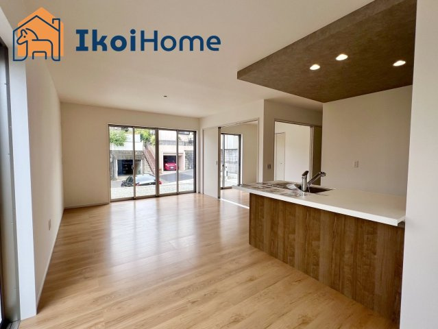 神戸市西区秋葉台2丁目　新築戸建の居間・リビング|●年中無休：当日予約可●　リビングから洋室が1部屋ありますのでホッとできます。