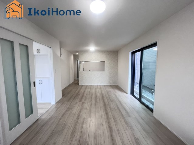 神戸市西区春日台9丁目13番　A号棟　新築戸建の居間・リビング|【ホームページに現地動画掲載中】●年中無休：当日予約可●カウンターキッチンからは室内が見渡せます。