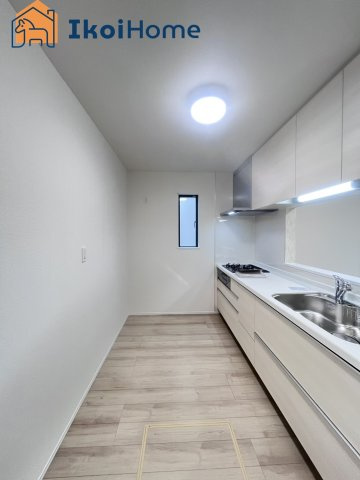 神戸市西区春日台9丁目13番　A号棟　新築戸建のキッチン|◆同社施工例◆キッチンと同色のカップボードの設置依頼を承ることが多いです。お気軽にご相談下さいませ