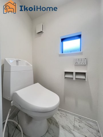 神戸市西区春日台9丁目13番　A号棟　新築戸建のトイレ|◆同社施工例◆トイレが2か所あるので夜中も安心です。朝のトイレ渋滞も心配いりません。