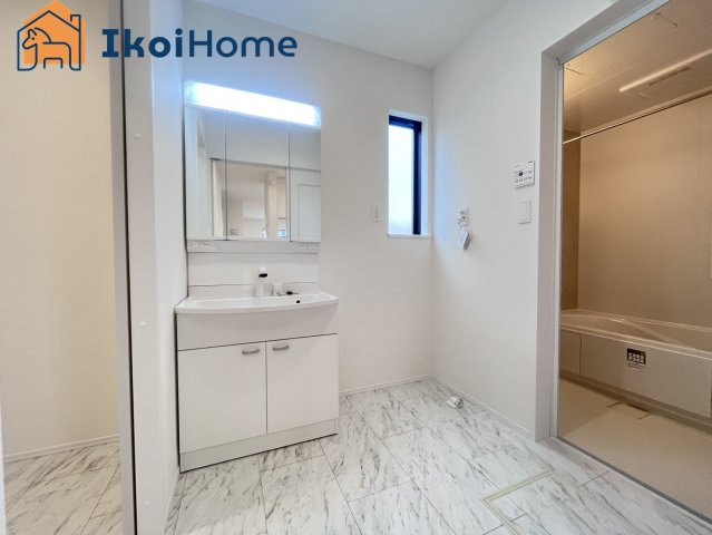 神戸市西区春日台9丁目13番　A号棟　新築戸建の洗面所|【ホームページに現地動画掲載中】●年中無休：当日予約可●畳２枚分の一般的な洗面室。小窓もあります！