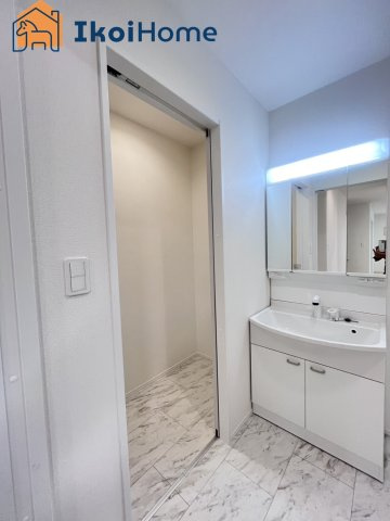 神戸市西区春日台9丁目13番　A号棟　新築戸建の洗面所|◆同社施工例◆洗面台はお化粧をする時にも便利な３面鏡＆お掃除の際にも便利なハンドシャワータイプです。