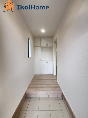 神戸市西区春日台9丁目13番　A号棟　新築戸建の玄関|◆同社施工例◆玄関には靴をたくさん収納できるシューズボックスを完備しております！